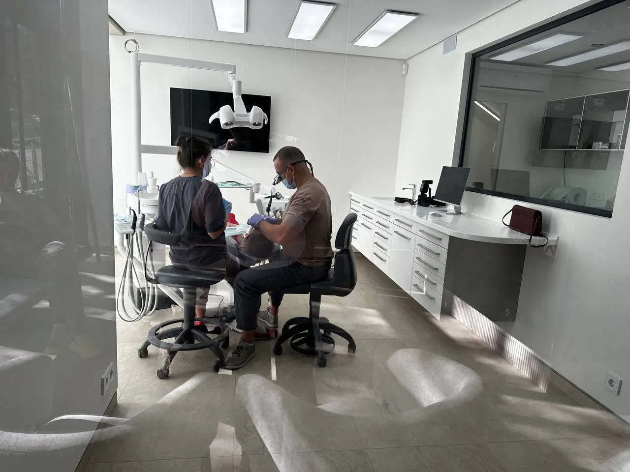 Лікування зубів уві сні: Комфортне та безболісне рішення для дорослих і дітей під седацією