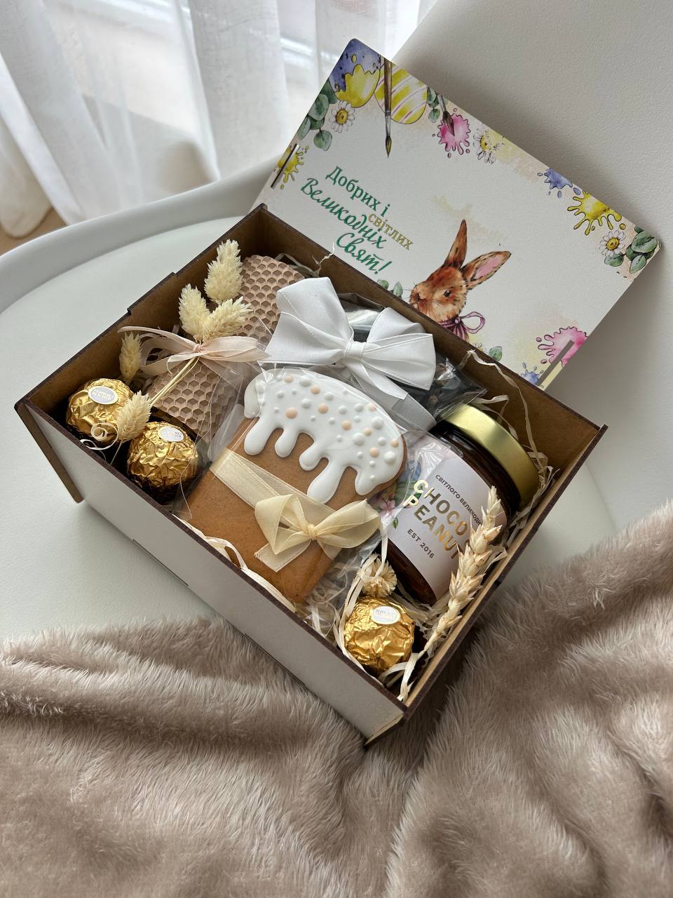 Що зазвичай кладуть у великодній бокс