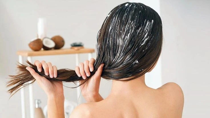Ранковий і вечірній догляд за волоссям: що справді має значення?