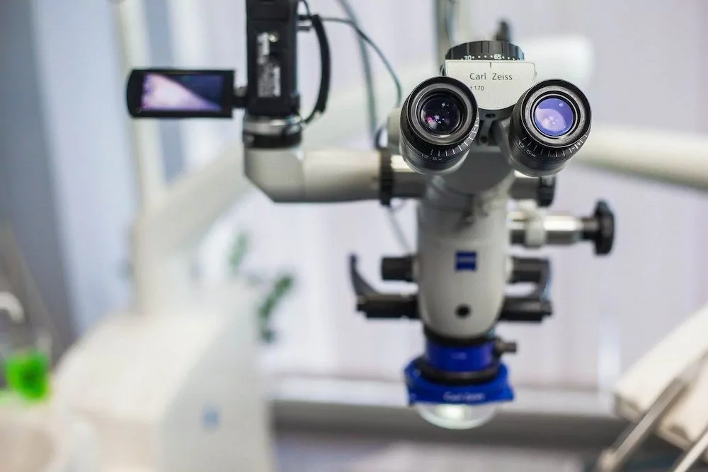 Імплантація під мікроскопом: точність як перевага