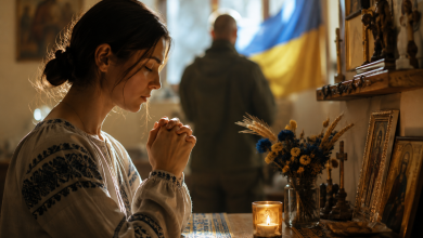 Українка молиться в церкві за Україну, мир і захисників біля ікон та свічки на тлі українського прапора